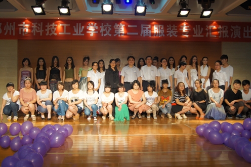 放飞梦想 展翅翱翔——郑州市科技工业学校第二届服装专业汇报演出暨就业招聘会
