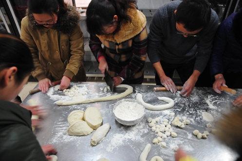 温情活动点燃科工青年教师冬至热情