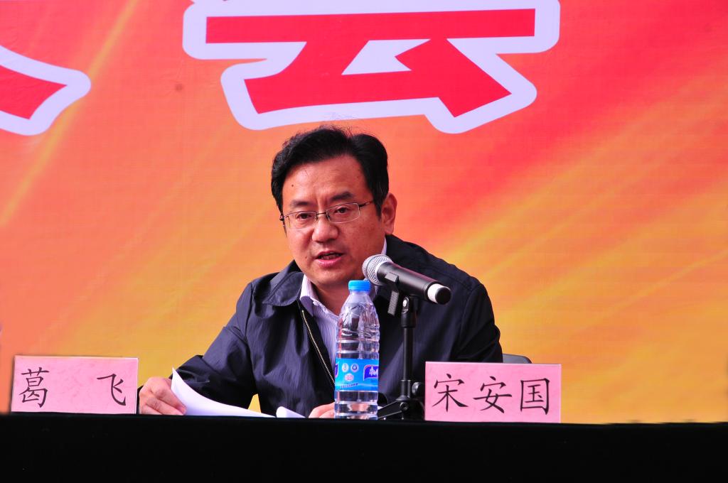 市教育局副局长葛飞发言