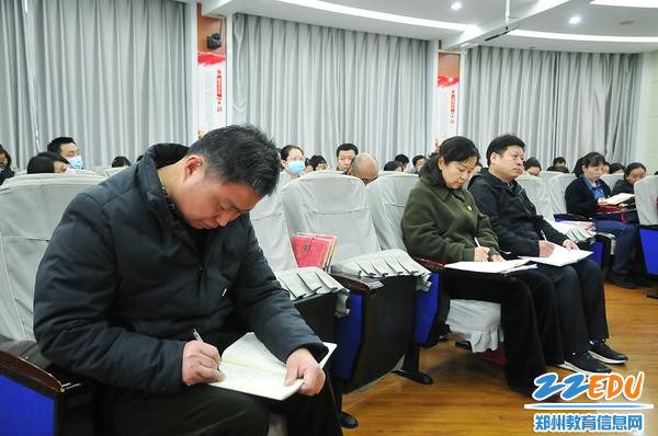 与会党员认真听讲