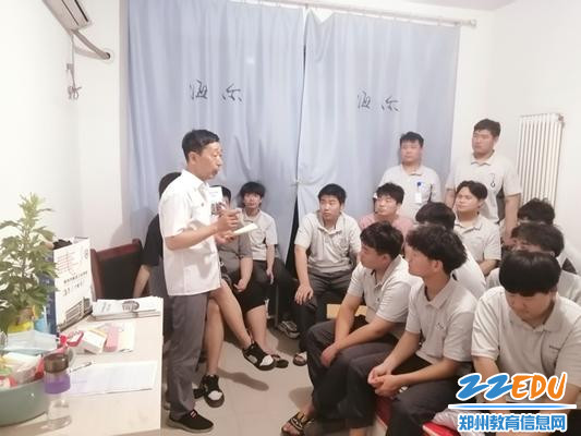 学校顶岗实习驻厂领队、校基础党支部书记任化清与同学们谈话,开展党史学习教育 学校顶岗实习驻厂领队、校基础党支部书记任化清与同学们谈话,开展党史学习教育