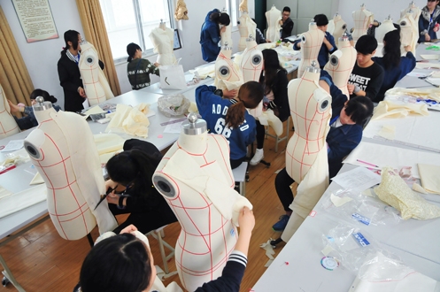 2015年河南省中等职业教育技能大赛(服装设计制作类)科工落幕