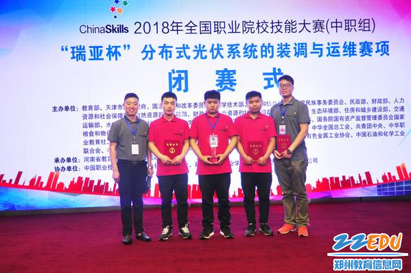 辅导教师与学生合影 辅导教师与学生合影