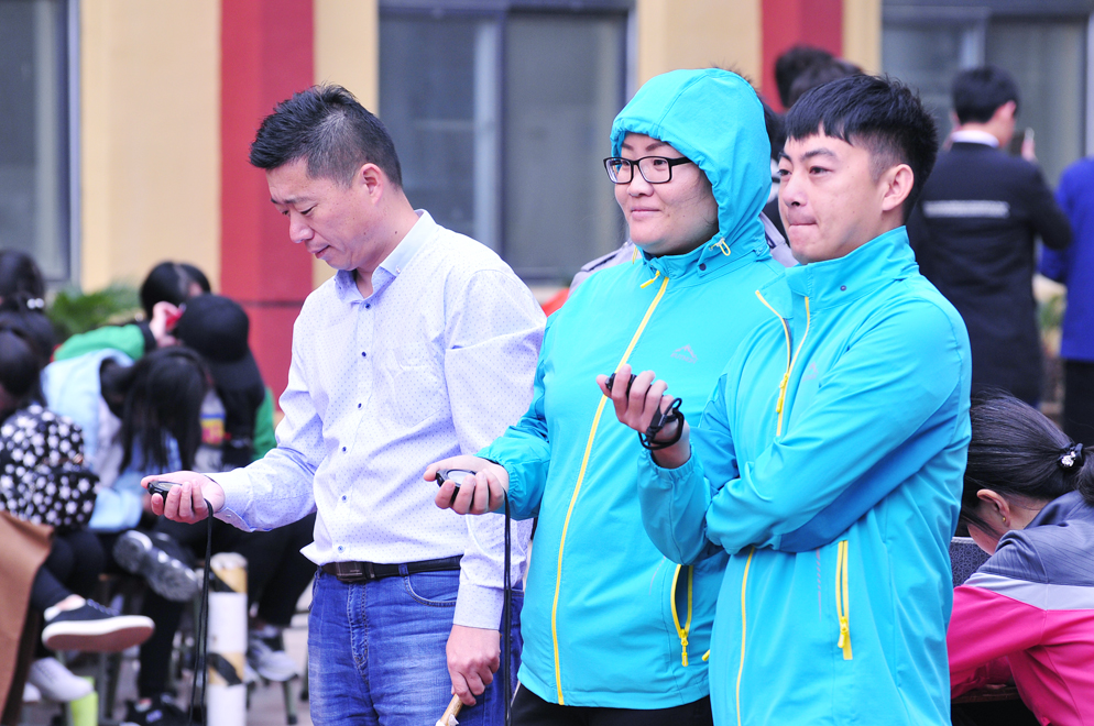 裁判员们认真执裁