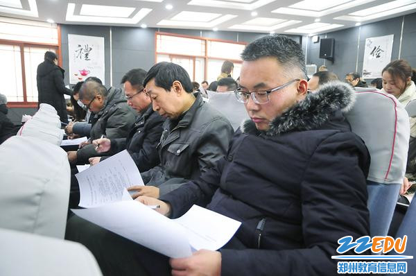 教职工进行综合民主测评 教职工进行综合民主测评