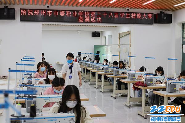 “半身裙设计制作”全员化比赛现场 “半身裙设计制作”全员化比赛现场