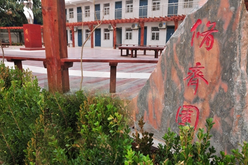 花园书吧提升文化层次 励志雕塑传承文化精神