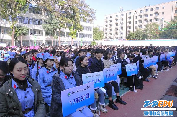 被歌声吸引的现场观众 被歌声吸引的现场观众