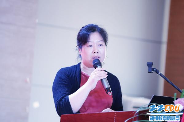 达利丝绸浙江公司设计总监李红梅作报告 达利丝绸浙江公司设计总监李红梅作报告