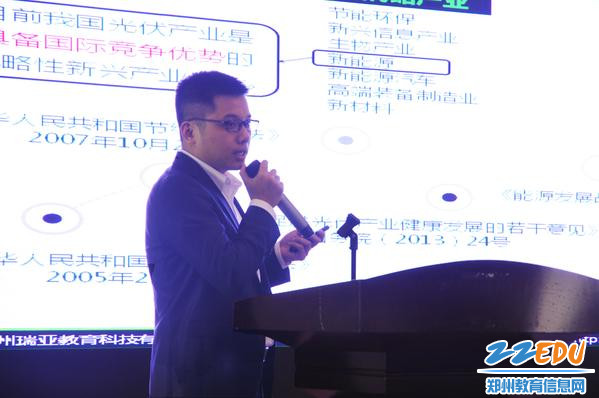 瑞亚公司技术总监余杭对设备进行说明 瑞亚公司技术总监余杭对设备进行说明
