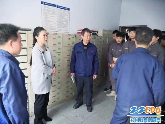 师傅带领学员熟悉企业环境 师傅带领学员熟悉企业环境