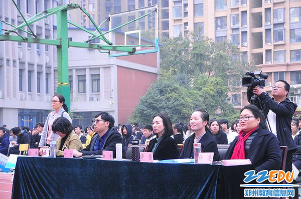 评委认真打分 评委认真打分