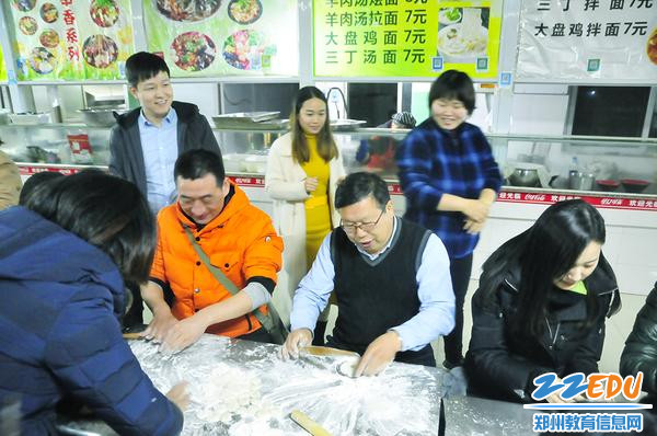 学校领导参与上阵 学校领导参与上阵