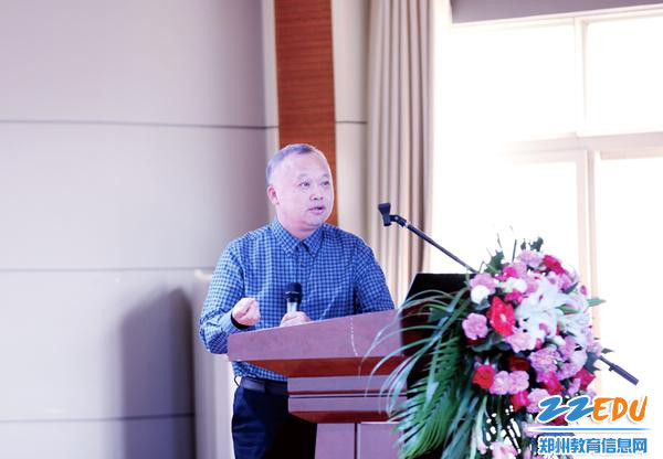 中原工学院服装学院院长刘让同作报告 中原工学院服装学院院长刘让同作报告