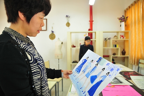 专业考试注入人文情怀 科工学子勾勒青花笔锋浓转淡
