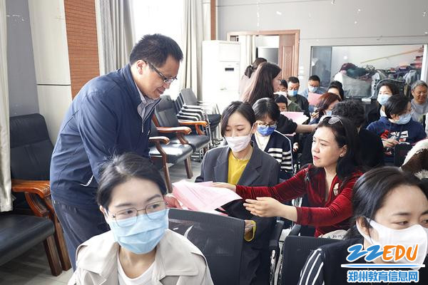 考核组成员收集民主测评表