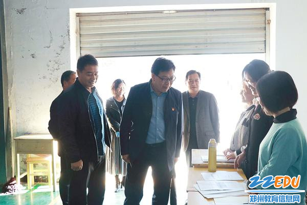 卢氏县县委常委、县政府副县长王利国慰问送教队伍