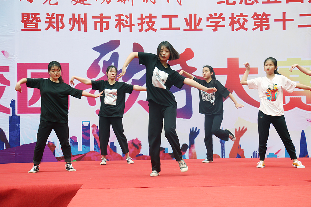 开拓进取的精神风貌,4月25日,郑州市科技工业学校举行了以"青春心向党
