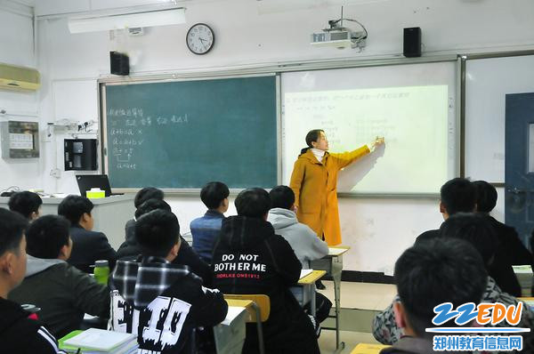 机械电子部教师授课 机械电子部教师授课
