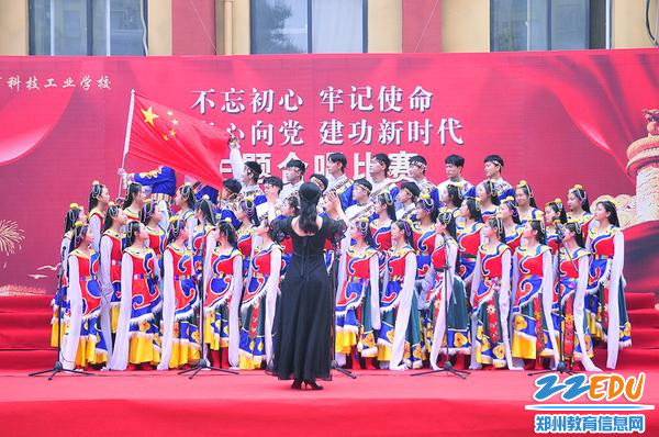 咏唱《天路》念党恩 咏唱《天路》念党恩