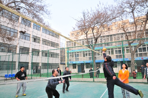 “网”来无白丁 科工学校教工排球赛战火再燃
