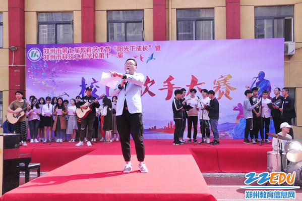 师生齐唱《平凡之路》 师生齐唱《平凡之路》