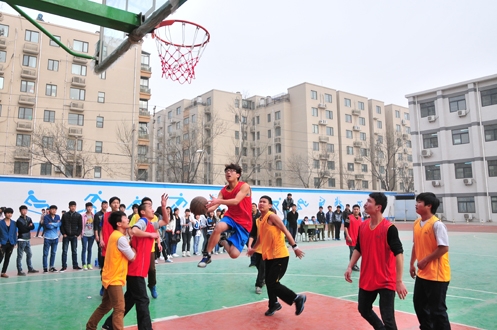 “中国梦”激情点燃科技工业学校校园篮球赛战火