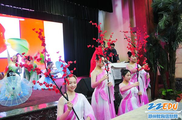 师生共演《音舞诗画》 师生共演《音舞诗画》