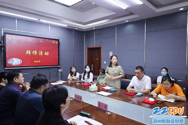 指导教师代表王琳琳发言 指导教师代表王琳琳发言