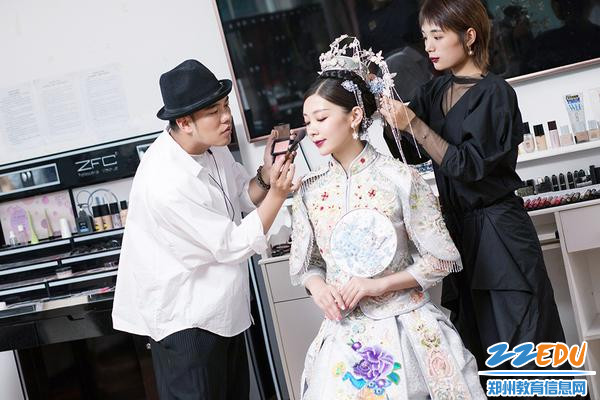 中国金牌十佳化妆造型师周鼎讲授人物整体化妆造型设计