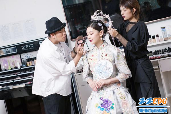 中国金牌十佳化妆造型师周鼎讲授人物整体化妆造型设计 中国金牌十佳化妆造型师周鼎讲授人物整体化妆造型设计