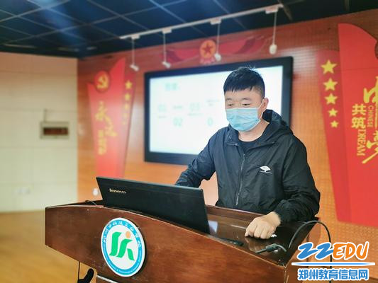 校教务处主任、课题组成员张发庆汇报工作 校教务处主任、课题组成员张发庆汇报工作
