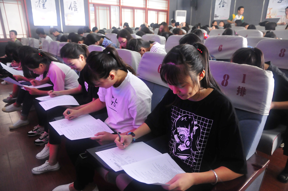学生进行问卷调查