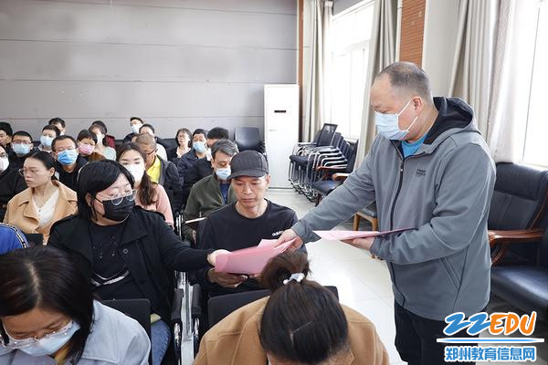 发放民主测评表