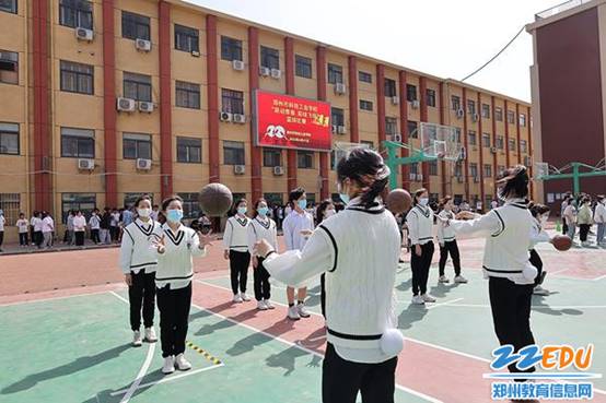 郑州市科技工业学校举办“跃动青春,彩球飞扬”篮球接力比赛