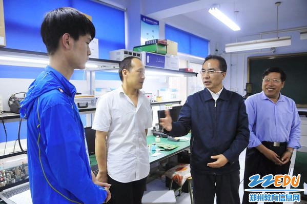给予参赛选手鼓励 给予参赛选手鼓励