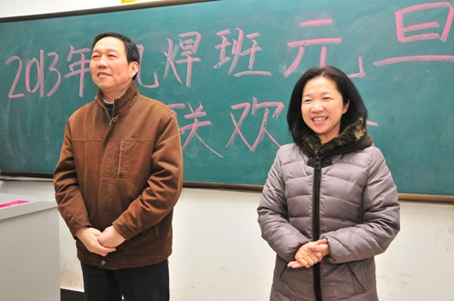 欢声笑语迎新年 节日气氛满校园