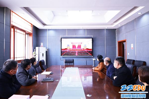 学校班长成员观看新闻发布会2 学校班长成员观看新闻发布会2