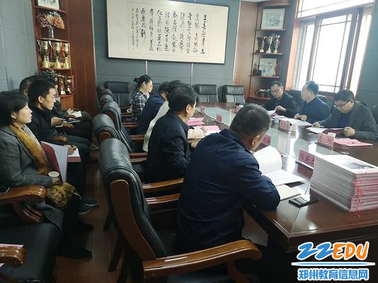 检查组听取汇报查看档案 检查组听取汇报查看档案