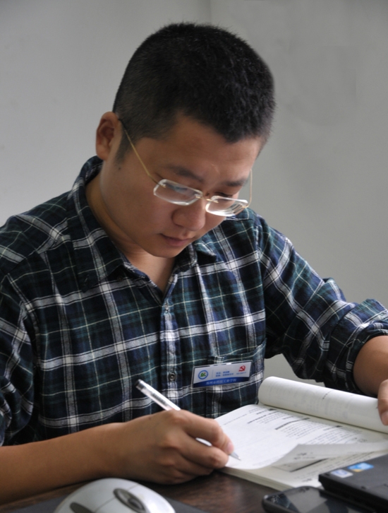 教师佩戴胸牌 规范学校管理提升品牌形象