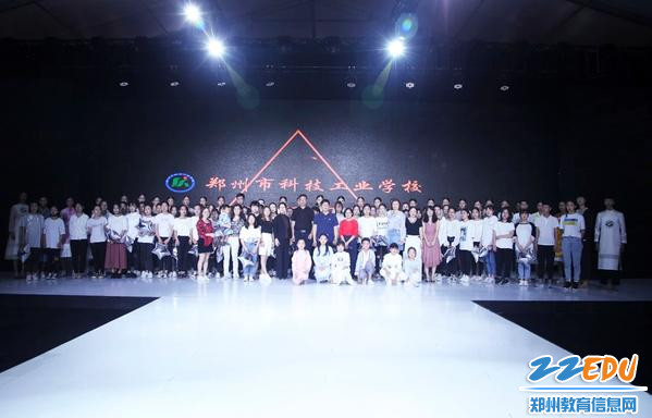学校演职人员集体登场