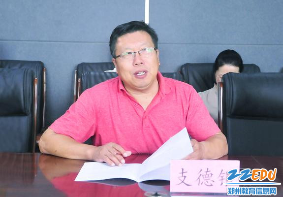 校长支德银汇报校园安全工作 校长支德银汇报校园安全工作