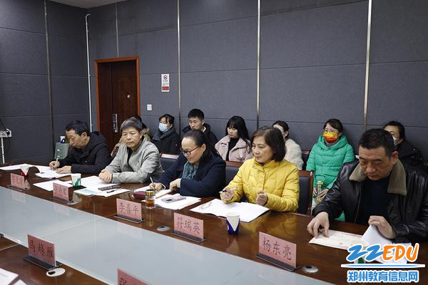 郑州市科技工业学校教师成长指导委员会专家成员(前排) 郑州市科技工业学校教师成长指导委员会专家成员(前排)