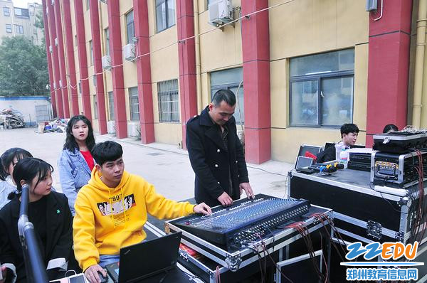 工作人员保障比赛顺利进行 工作人员保障比赛顺利进行