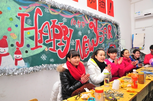 欢声笑语迎新年 节日气氛满校园