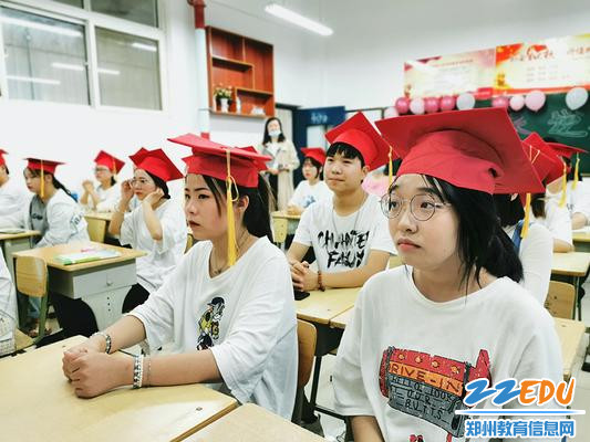 学生认真聆听 学生认真聆听