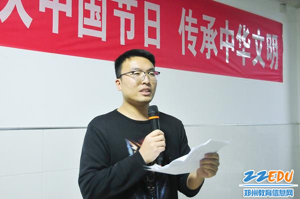 青年教师李艳魁发言 青年教师李艳魁发言