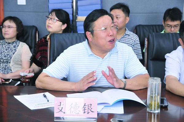 郑州市科技工业学校校长支德银汇报大赛承办工作 郑州市科技工业学校校长支德银汇报大赛承办工作