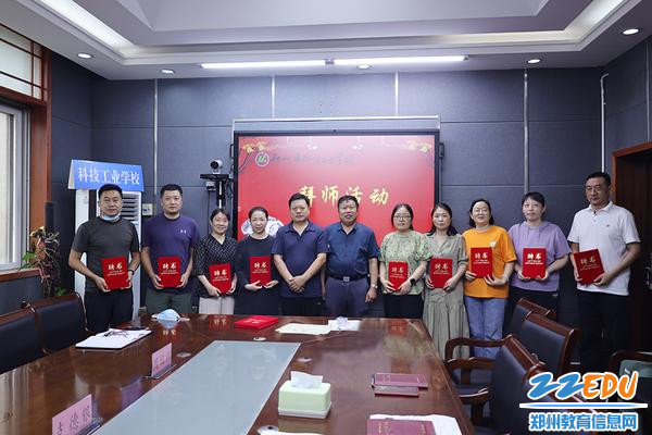 校领导指导教师颁发聘书 校领导指导教师颁发聘书