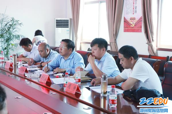 郑州市科技工业学校与会领导 郑州市科技工业学校与会领导